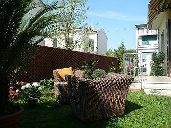 לינה וארוחת בוקר Harmony House Prestige 4*